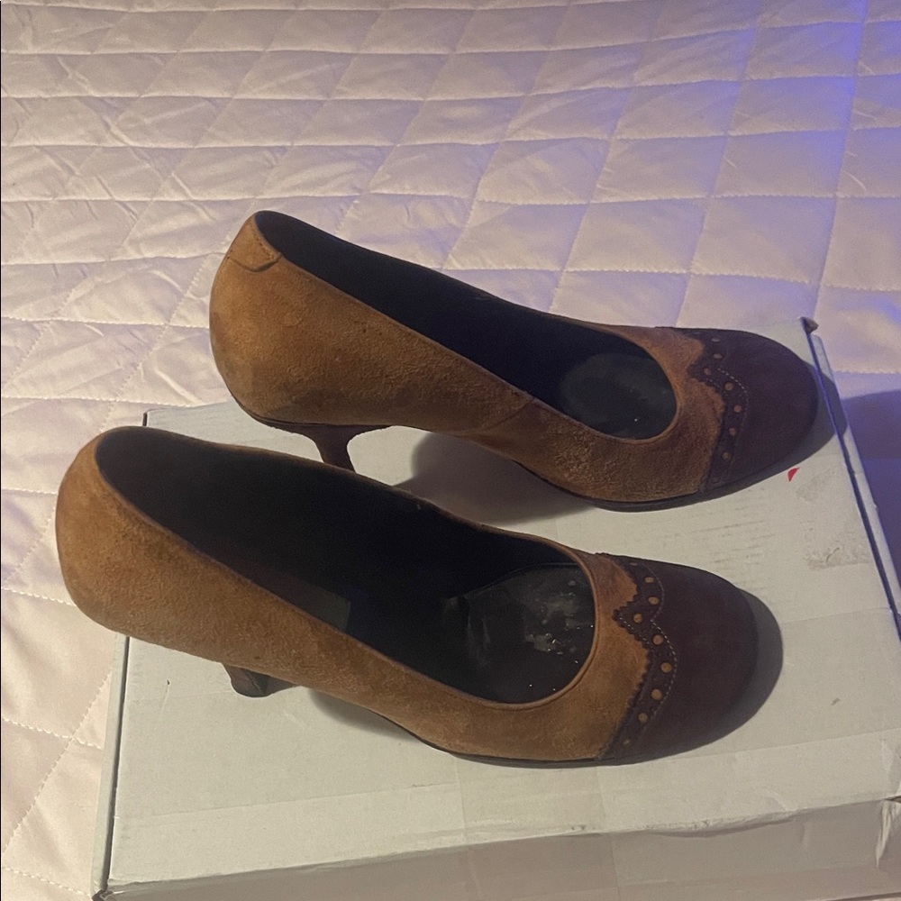Chic Two-Tone Women's Heels - Picture 2 of 4